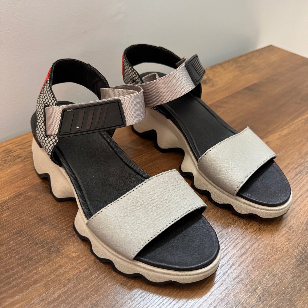 Sorel Kinetic Impact Y-Strap 2" Heel Adjustable Strap Sandal, Women's 7 Like New